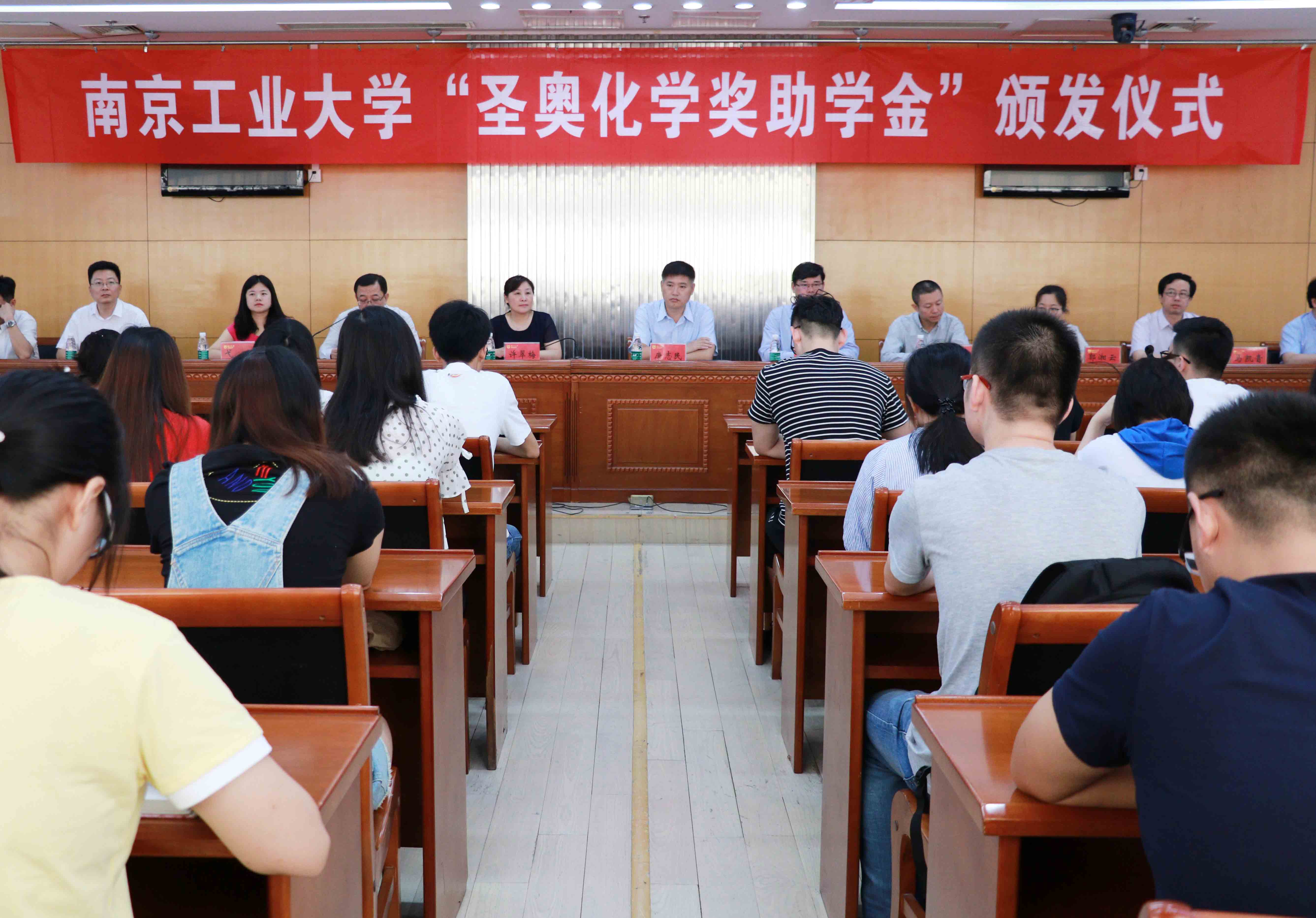 Sennics hands out 2017 scholarships and ...